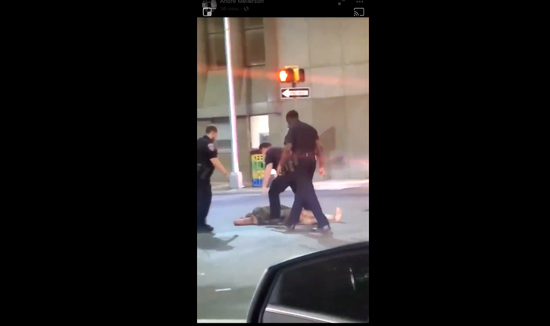 女子被擊倒在地。（視頻截圖）